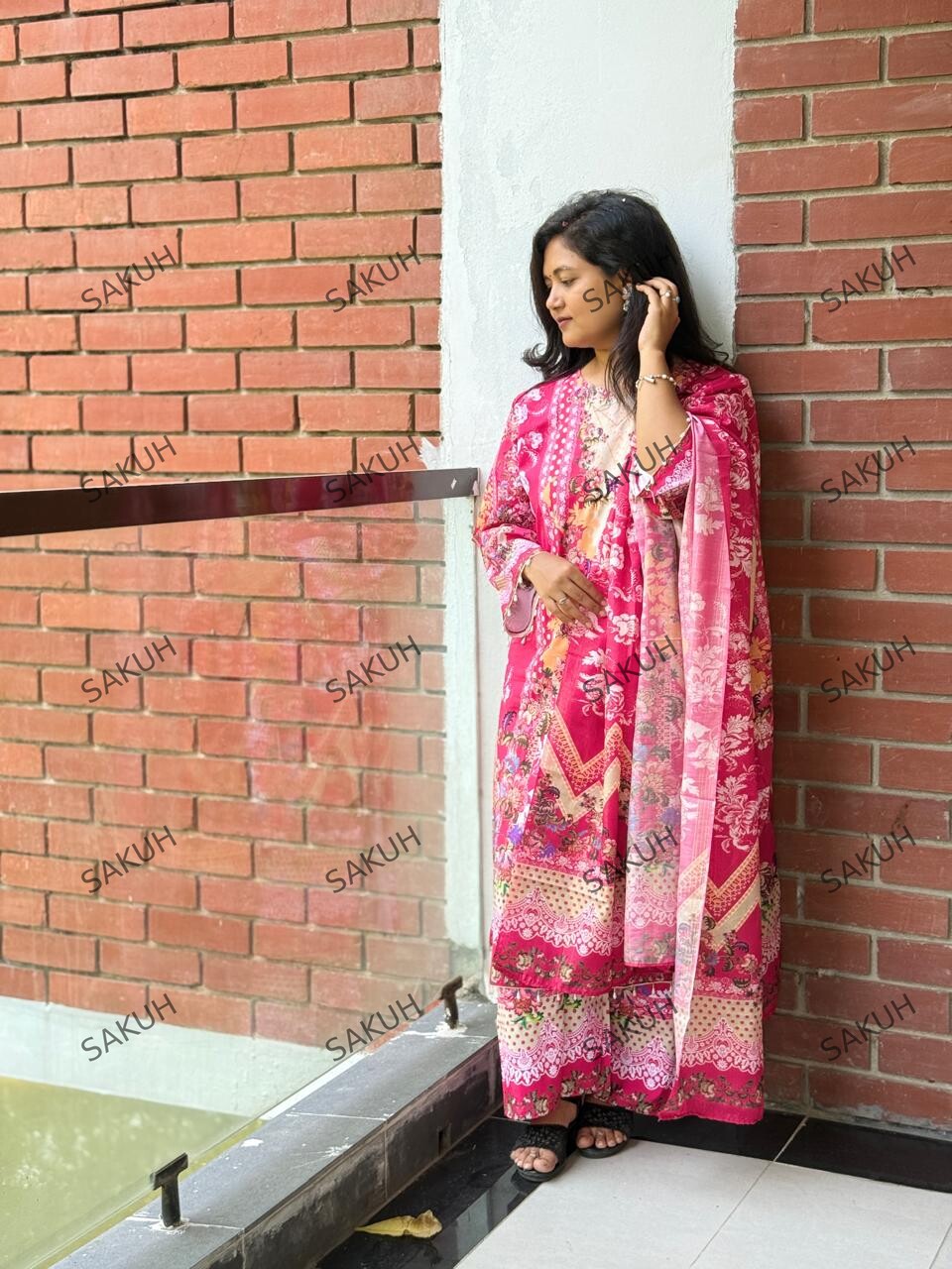 নারীদের জন্য আরামদায়ক মাইক্রো-স্ট্রেচ ফ্লোরাল প্রিন্টেড কুর্তি, প্যান্ট এবং ওড়না সেট - Image 2
