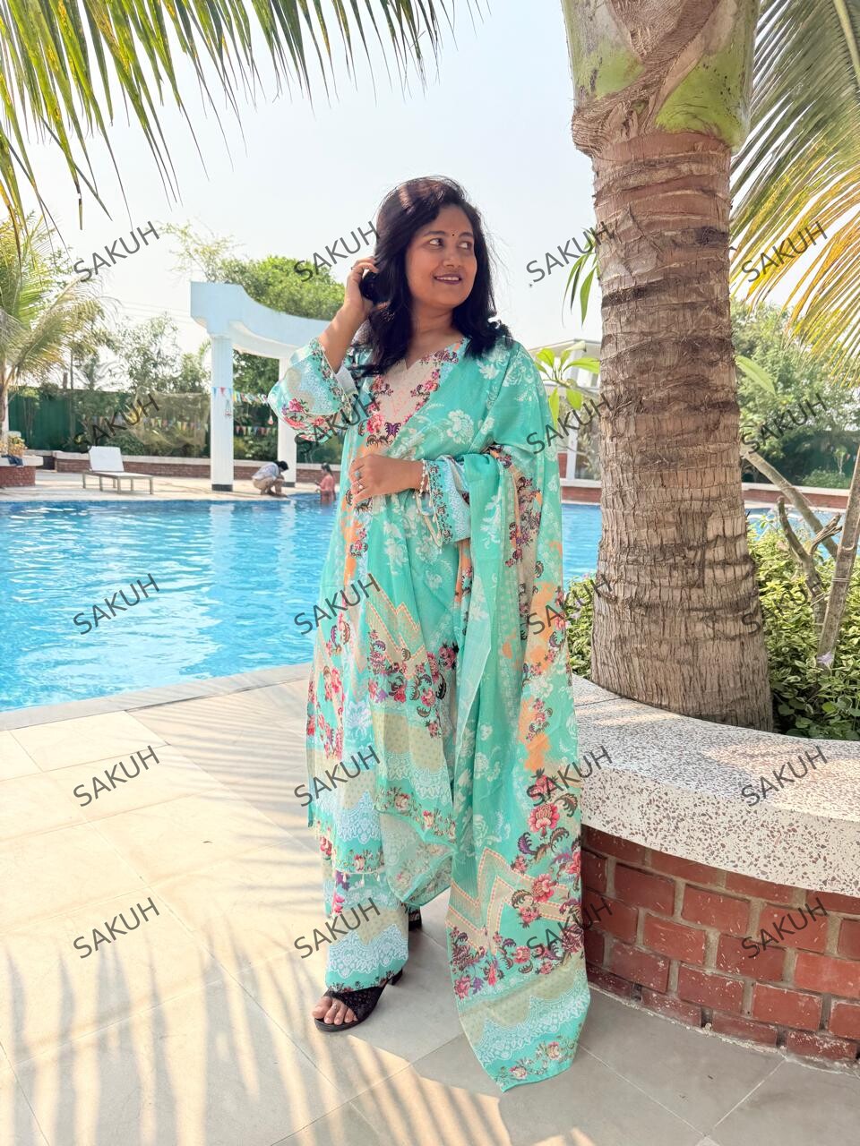 নারীদের জন্য আরামদায়ক মাইক্রো-স্ট্রেচ ফ্লোরাল প্রিন্টেড কুর্তি, প্যান্ট এবং ওড়না সেট