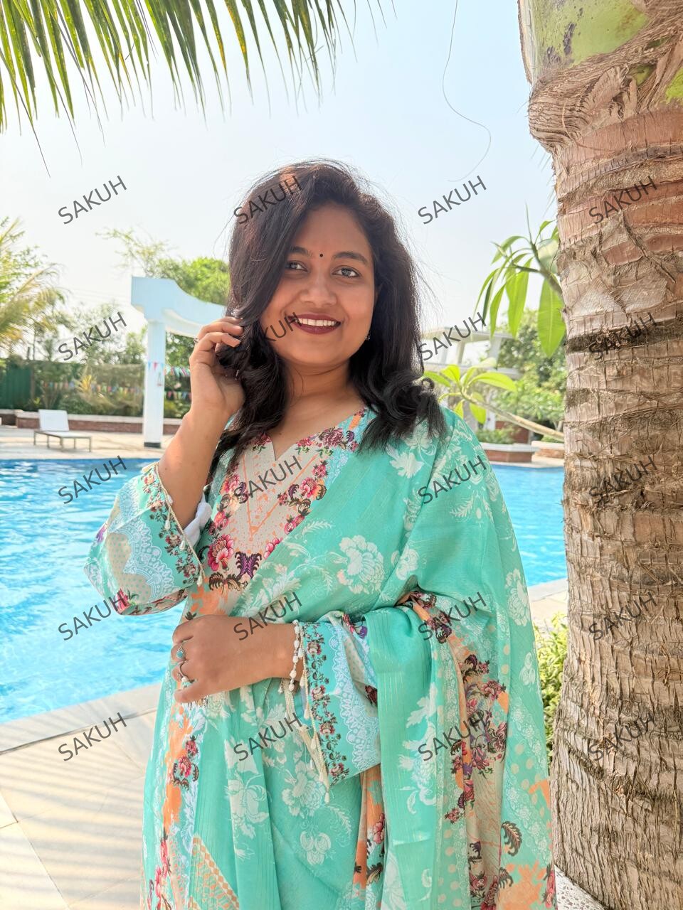নারীদের জন্য আরামদায়ক মাইক্রো-স্ট্রেচ ফ্লোরাল প্রিন্টেড কুর্তি, প্যান্ট এবং ওড়না সেট - Image 2