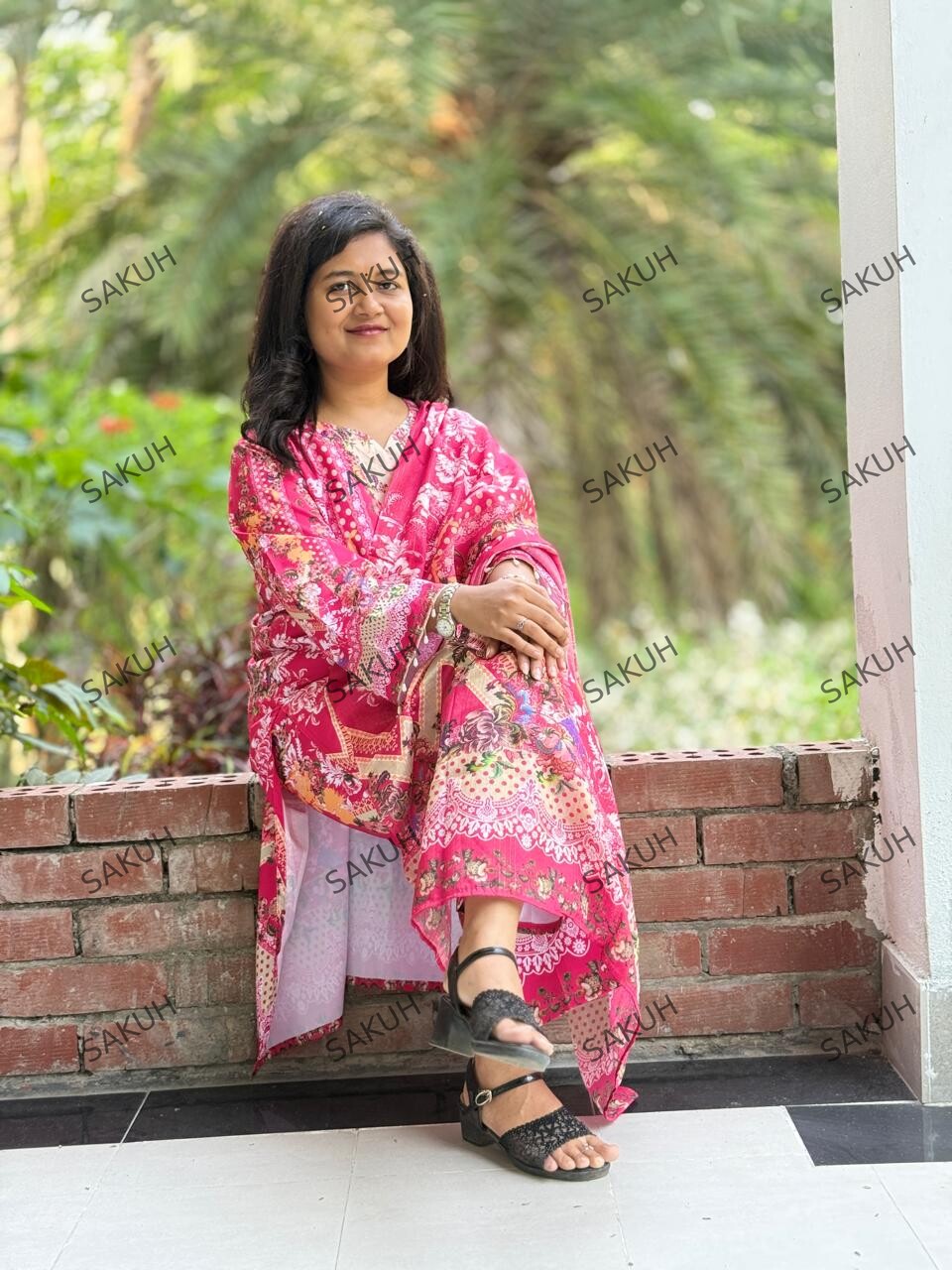 নারীদের জন্য আরামদায়ক মাইক্রো-স্ট্রেচ ফ্লোরাল প্রিন্টেড কুর্তি, প্যান্ট এবং ওড়না সেট